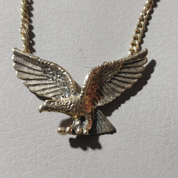 Eagle Flying Pendant 18 Inch Necklace Avon Gold Tone Cuban Style Chain Vintage - Picture 13 of 14